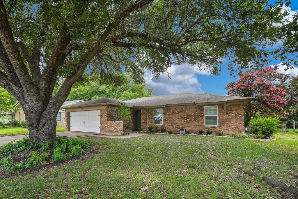 4421 Tiptop Street, Haltom City