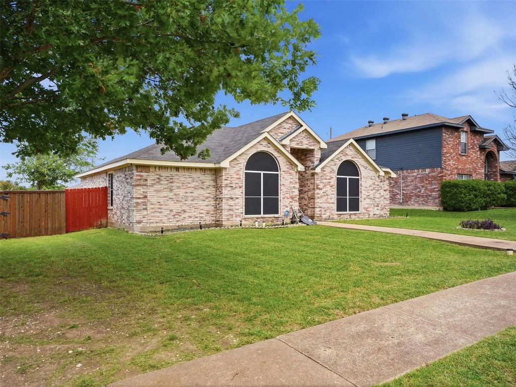 1531 Rebecca Lane, Lancaster