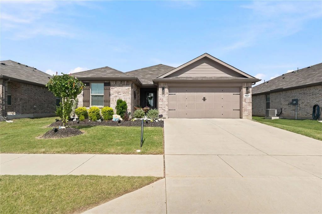 8821 Playmoor Drive, Fort Worth