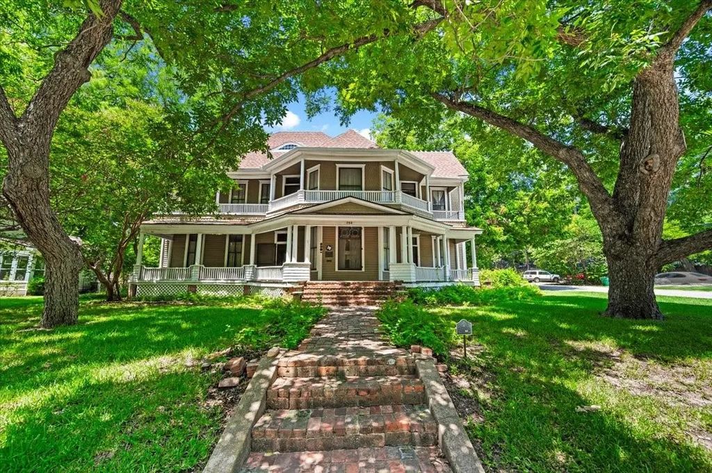 200 S Hawkins Street, Waxahachie