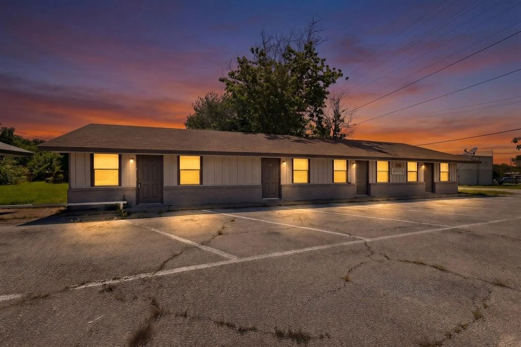 1585 N Mill Street, Lewisville