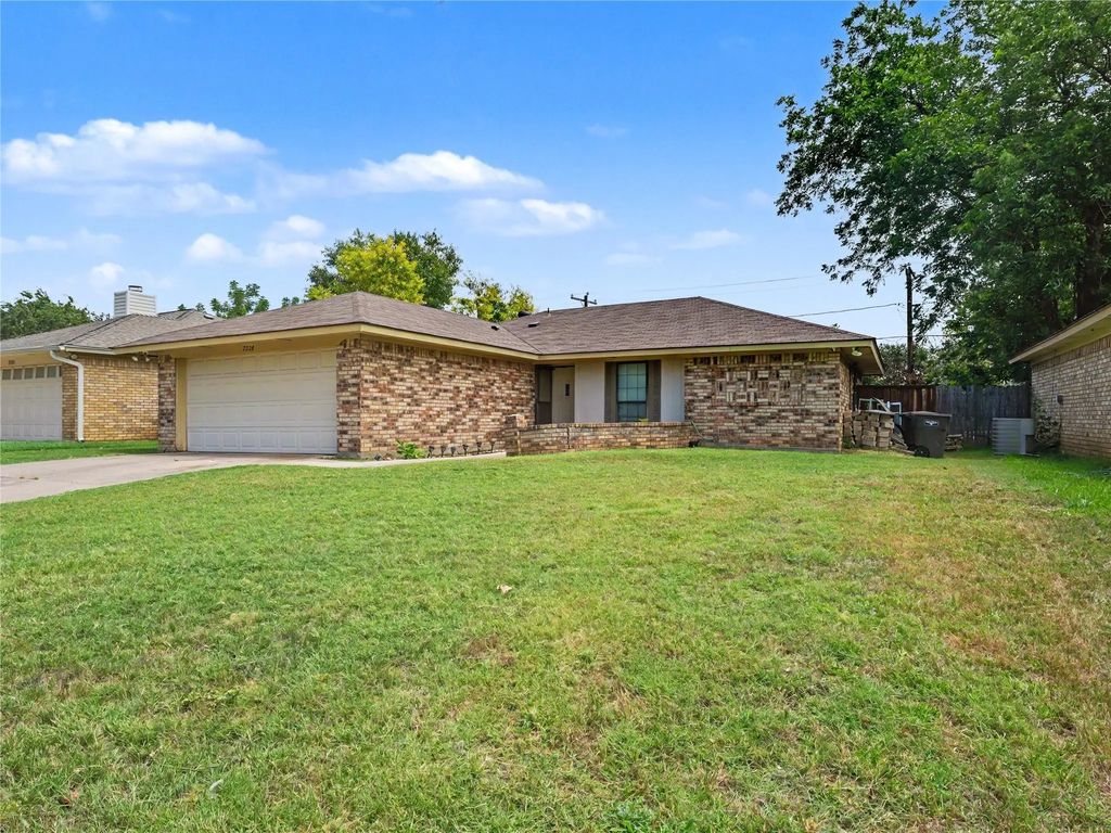 7325 S Meadow Drive E, Fort Worth