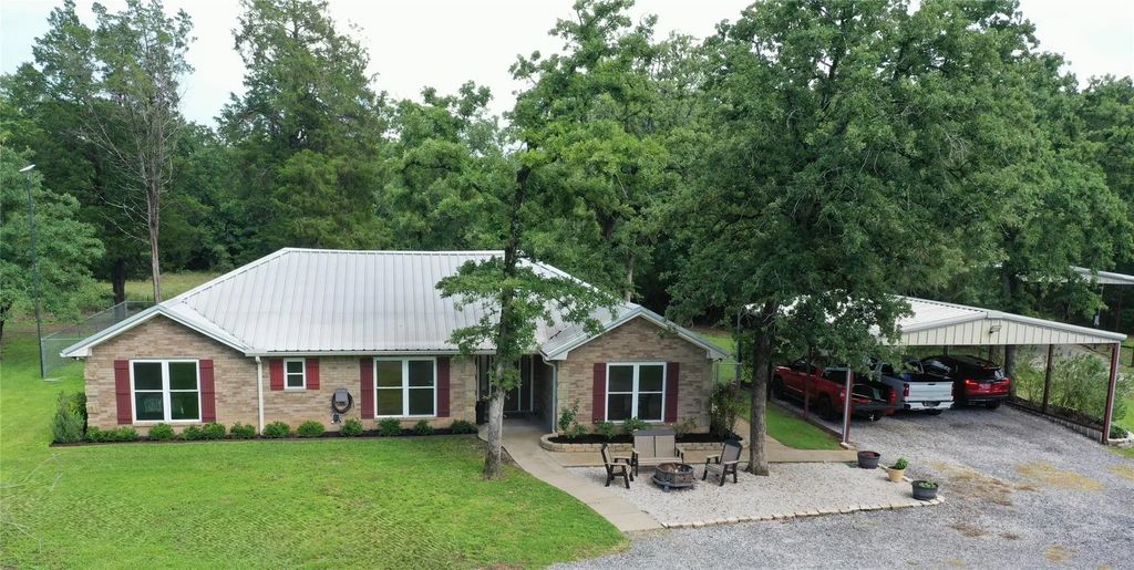 109 Private Road 916, Fairfield