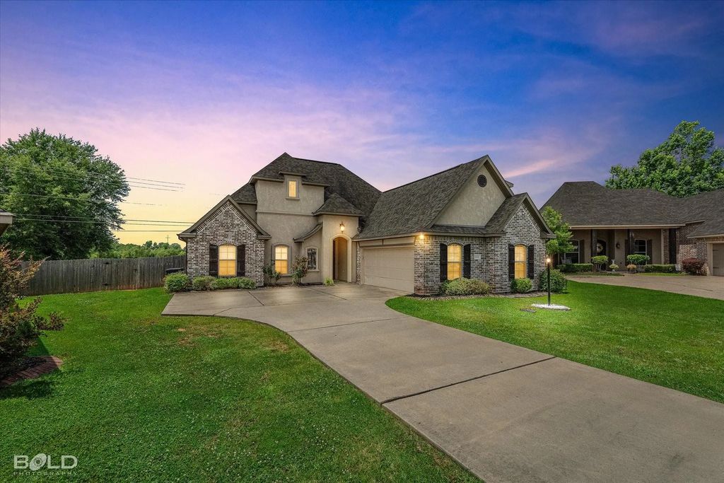1002 Green Wood Circle, Haughton