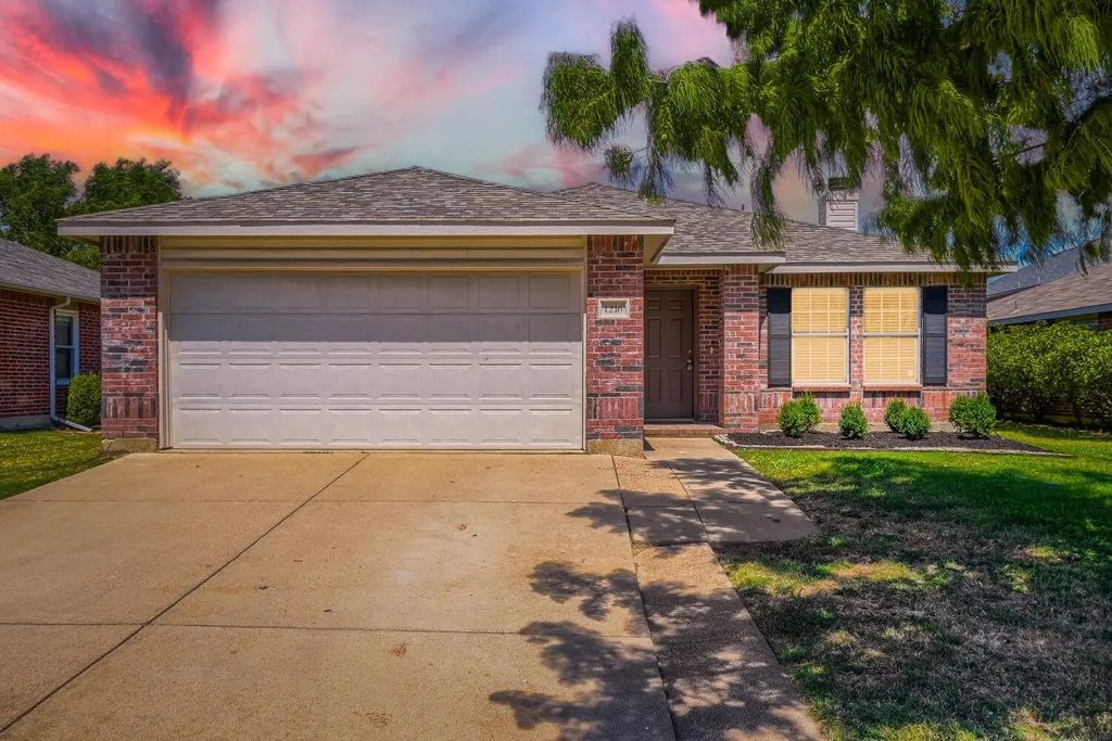 1216 Haley Lane, Burleson