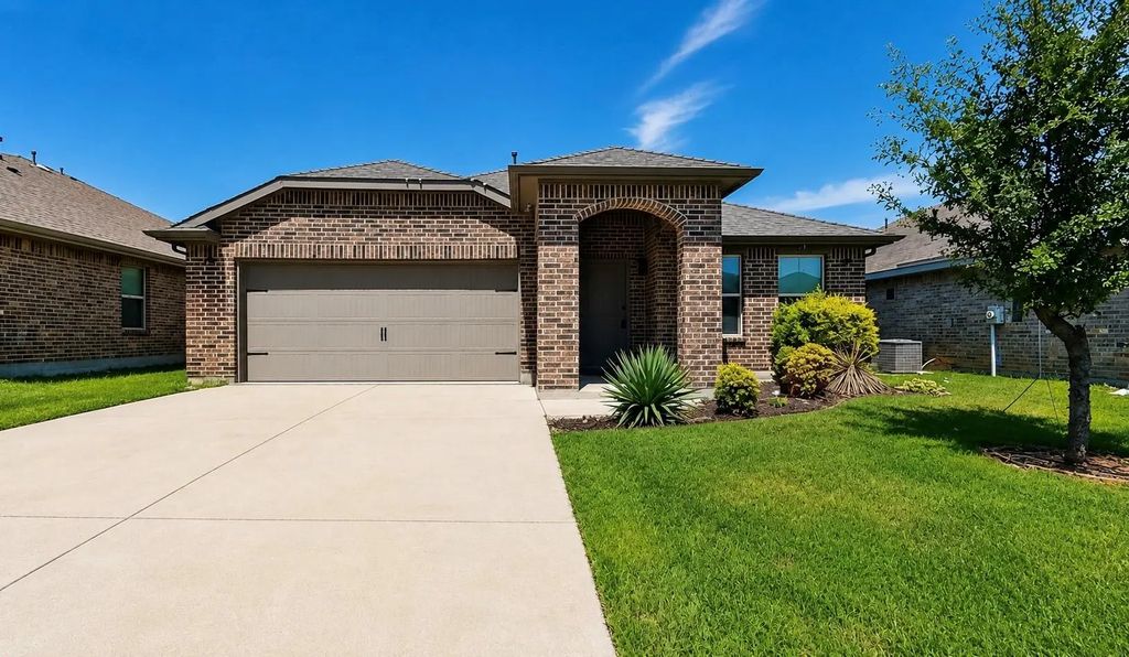 2216 Sadlers Creek Lane, Fort Worth