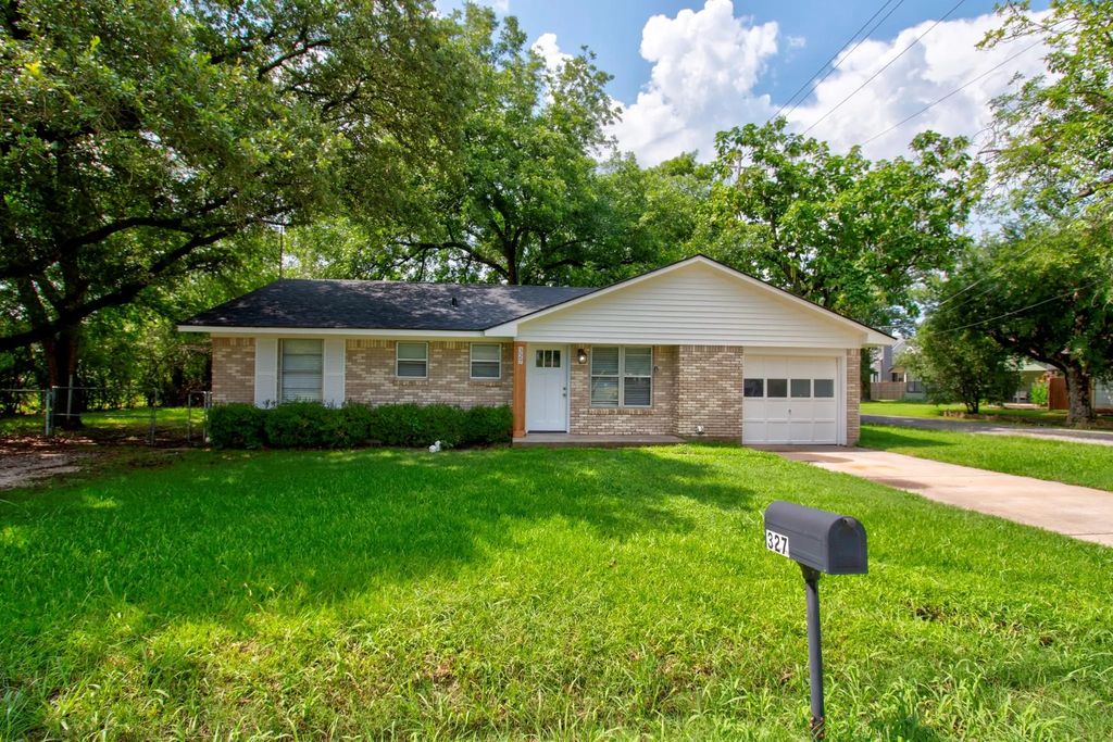 327 W Mckinney Street, Pilot Point