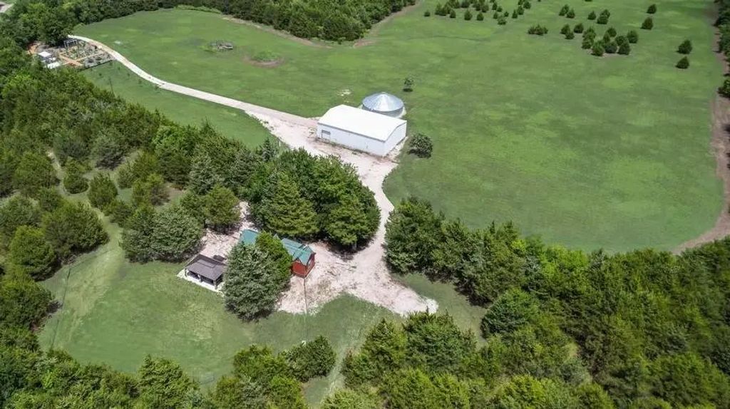 1070 County Road 3030, Bonham