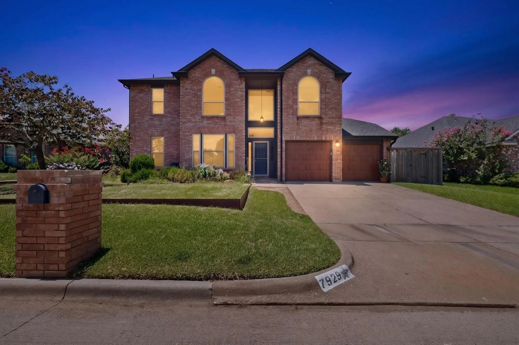 7929 Whispering Woods Lane, North Richland Hills