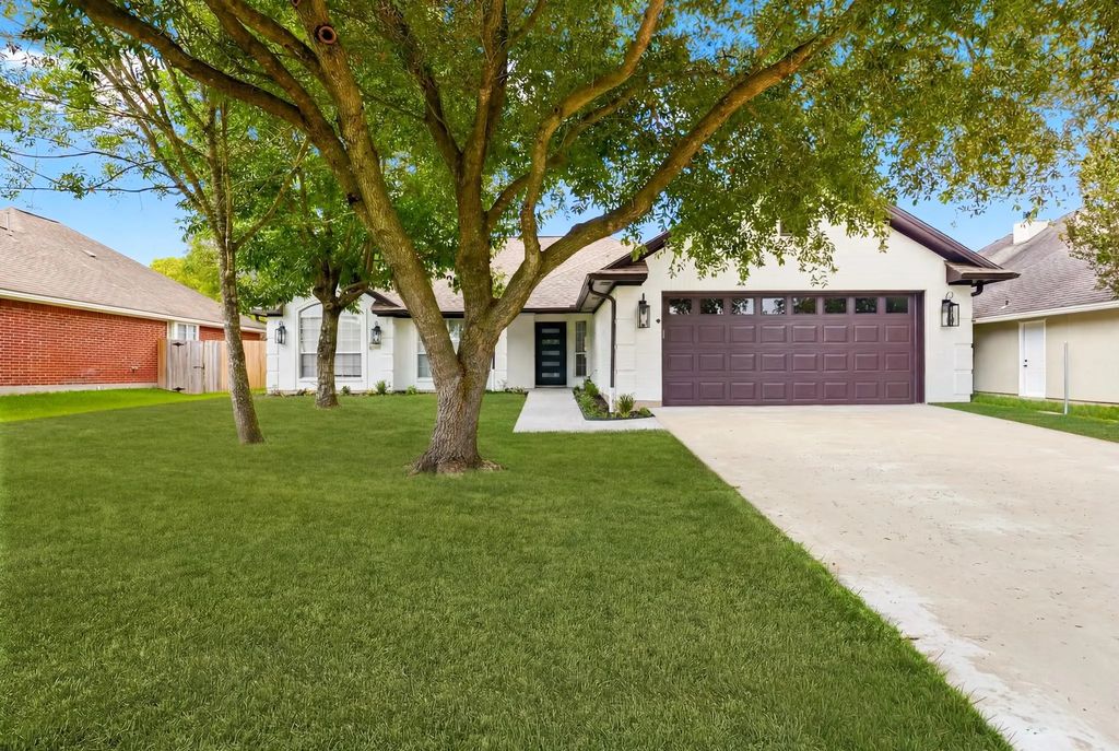 318 Landsburg Lane, College Station