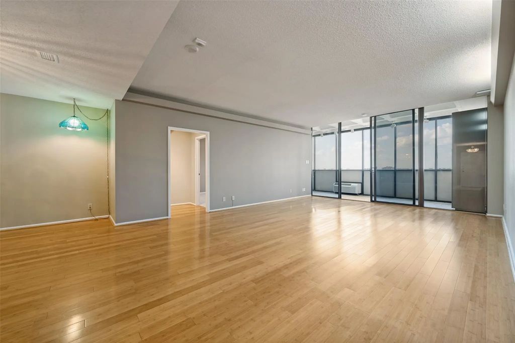 6335 W Northwest Highway 1013, Dallas