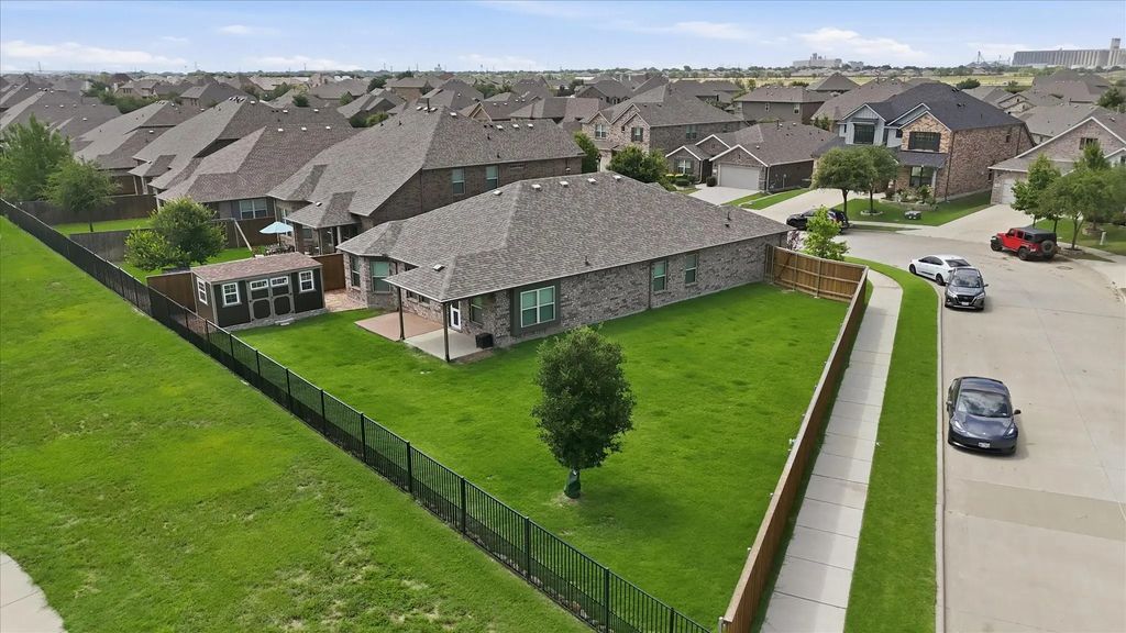 201 Black Alder Drive, Fort Worth