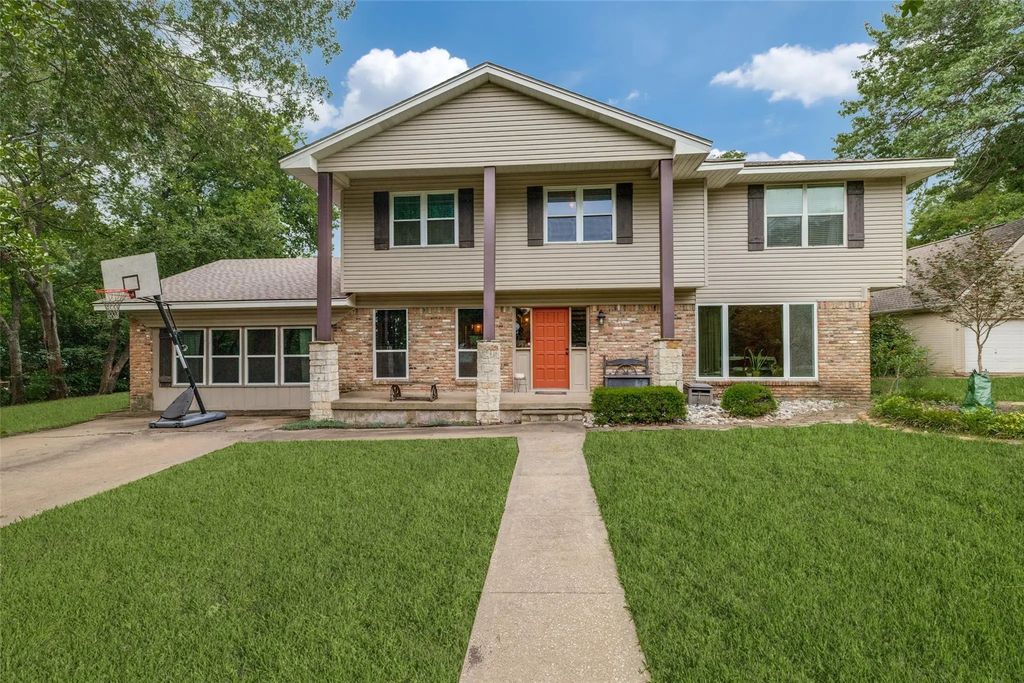 1020 Young Trail, Fairview