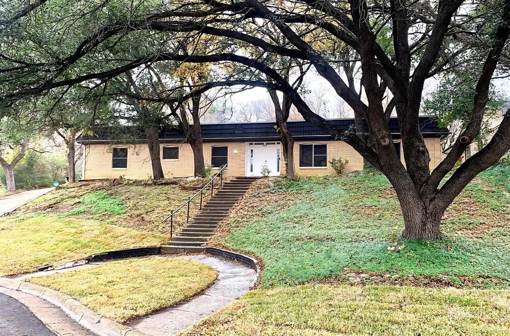 605 Blue Lake Drive, Fort Worth