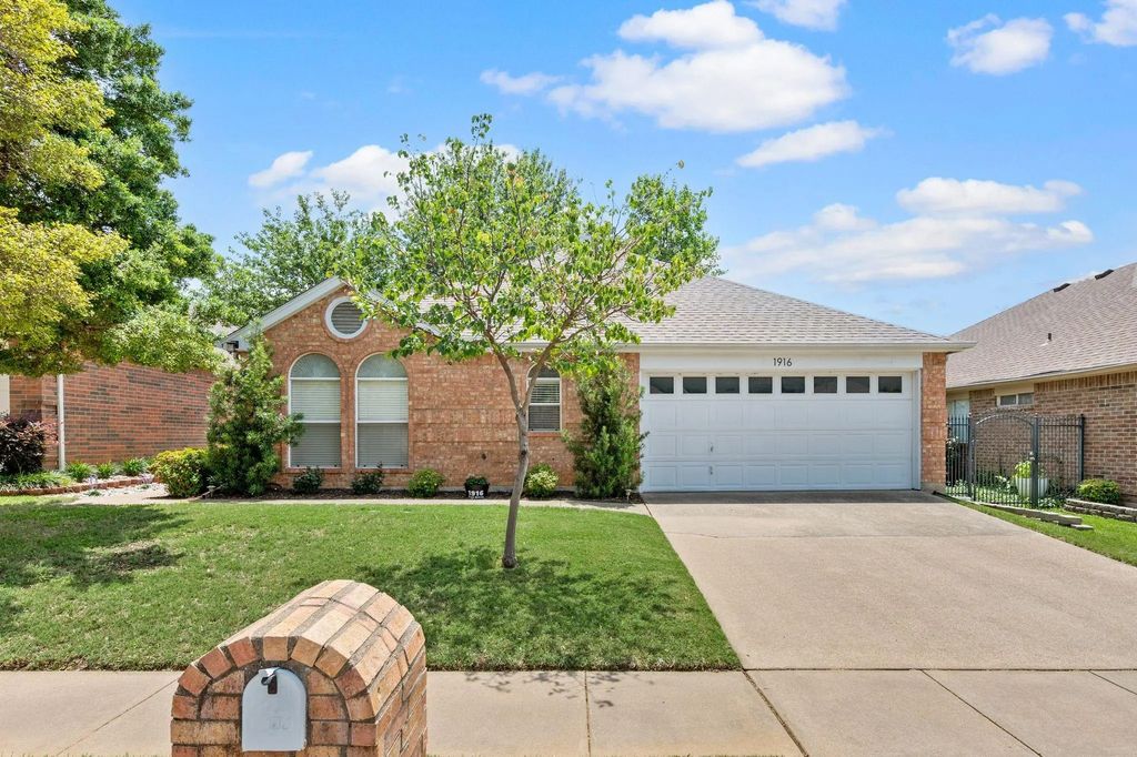1916 Pine Ridge Drive, Bedford