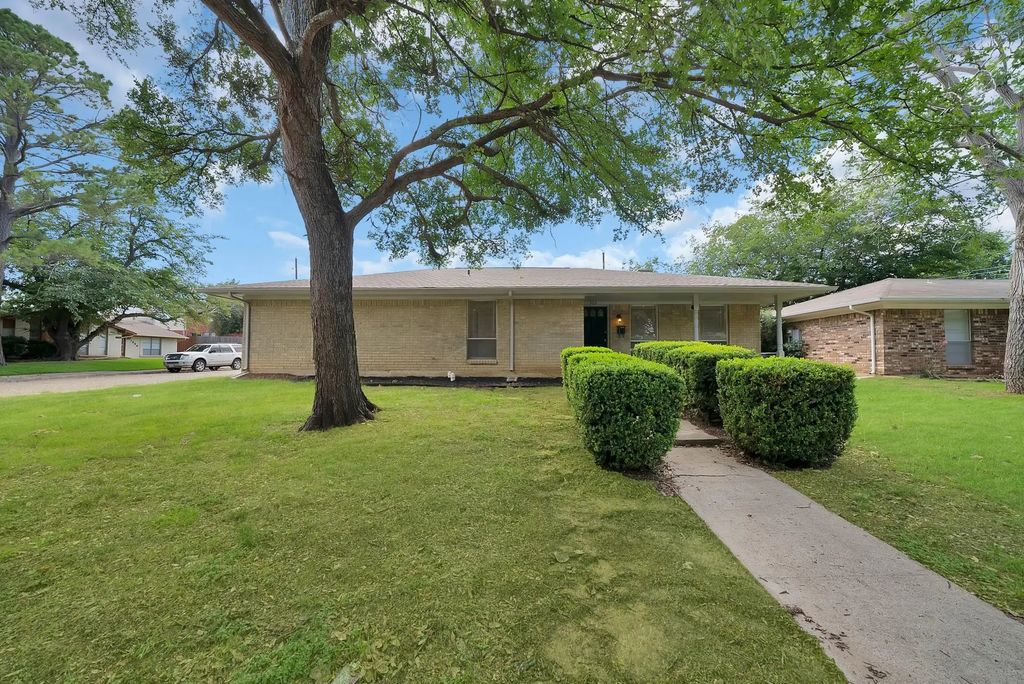 502 Pinebluff Drive, Lewisville