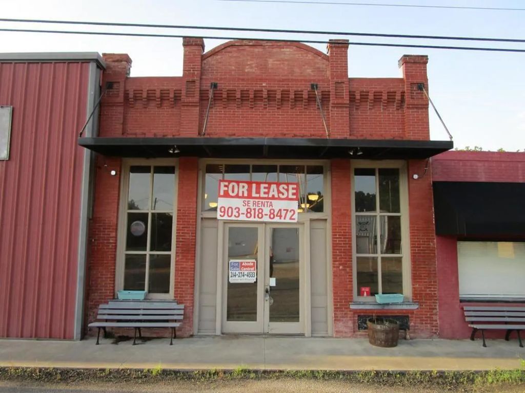 106 E Hayes Street, Savoy