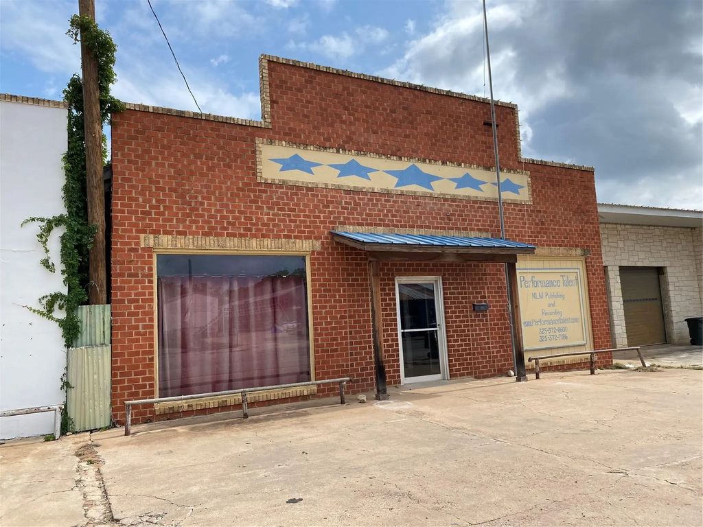 111 E Wallace Highway, San Saba