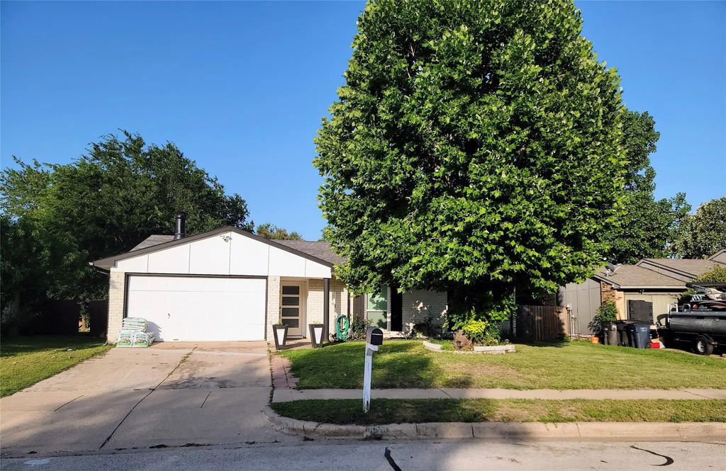 5828 Sidewinder Trail, Fort Worth