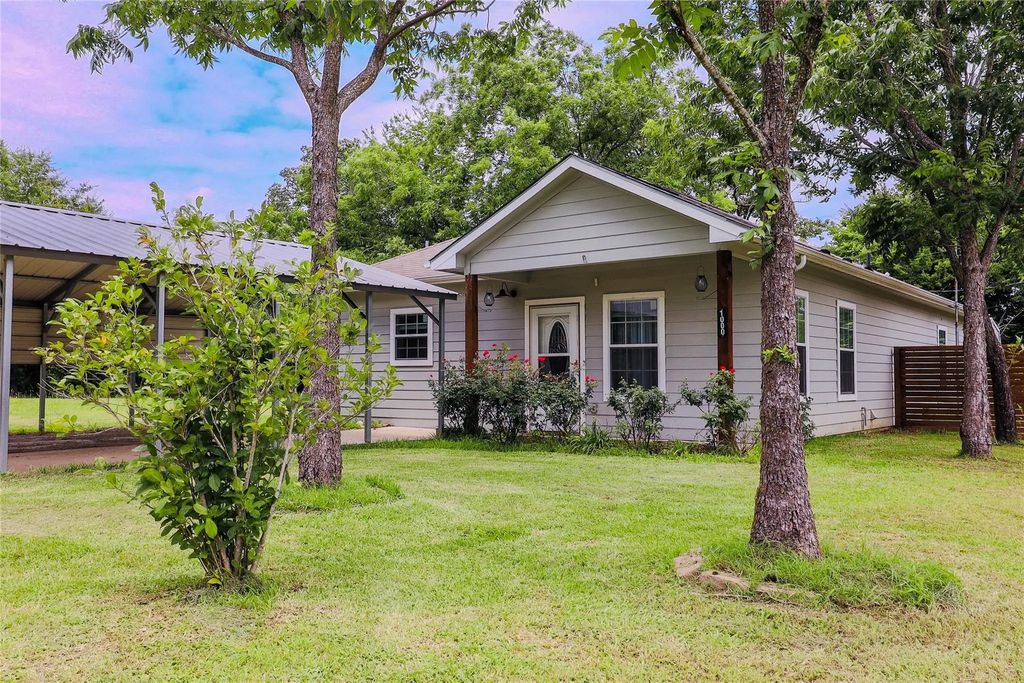 1000 N Spring Street, Grand Saline