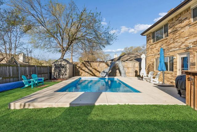 304 Lark Lane, Euless