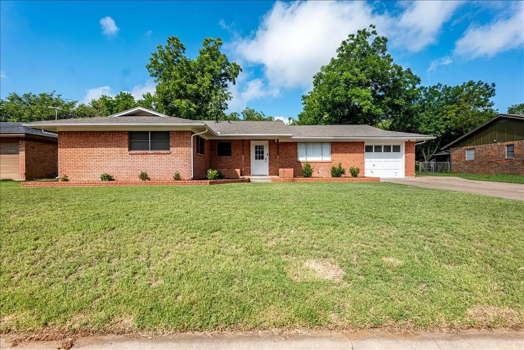 1762 N Mccart Street, Stephenville