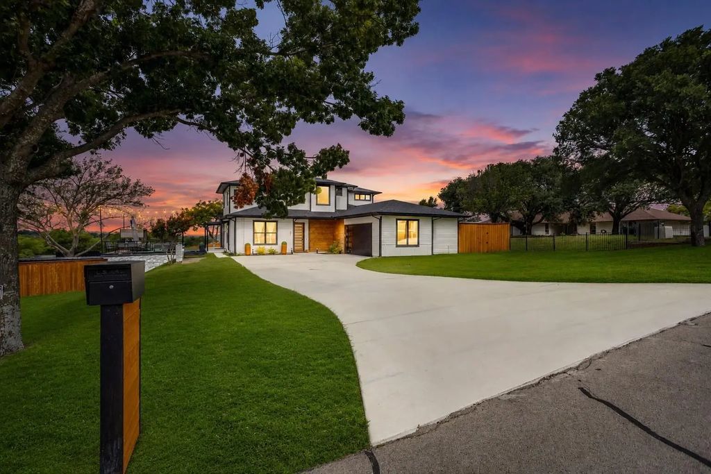 301 Paint Pony Trail N, Fort Worth