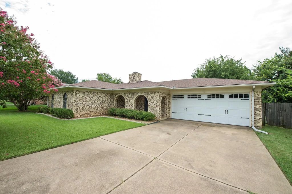 8704 Irongate Drive, North Richland Hills