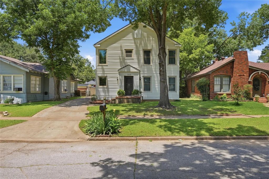 1325 W Main Street, Denison