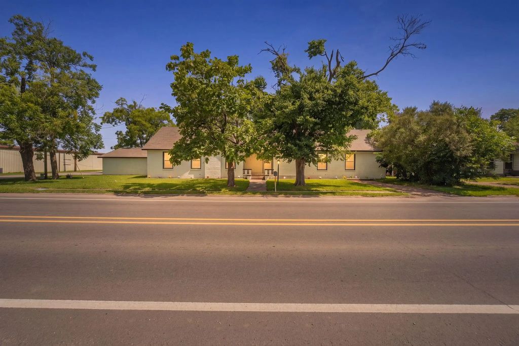 1050 W Dallas Avenue, Cooper