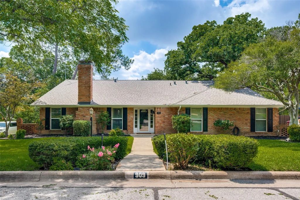 909 Edgecliff Drive, Bedford