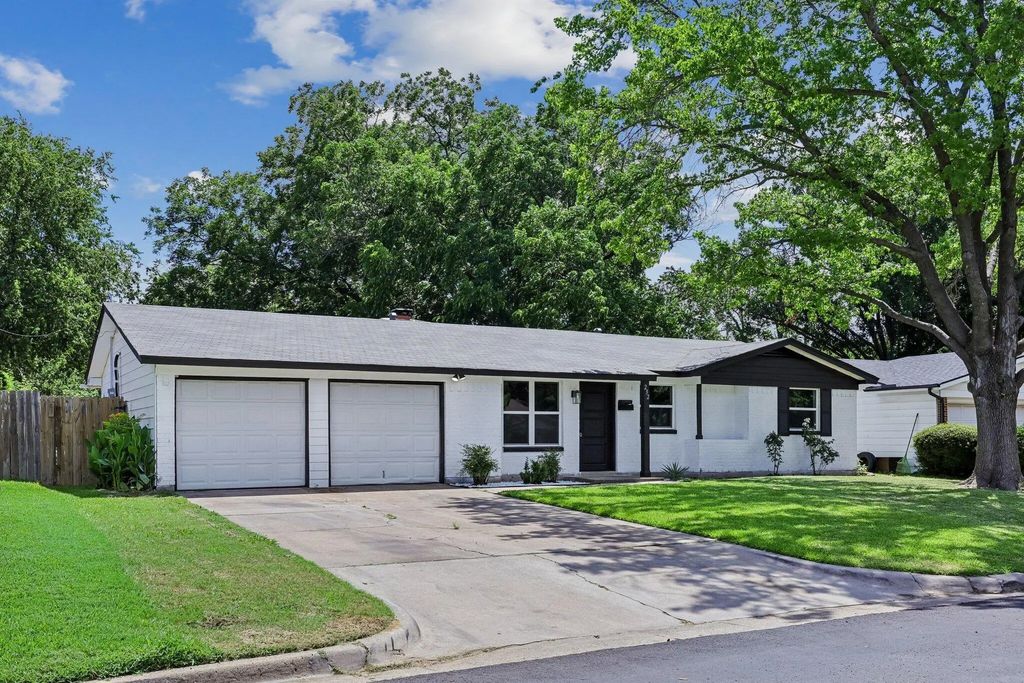 232 Nw Jayellen Avenue, Burleson