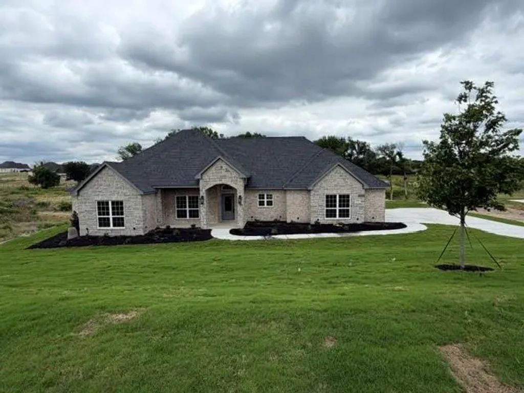 1039 Deer Island Court, Azle
