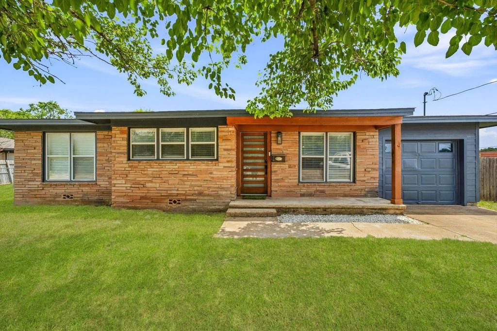 613 Crestview Drive, Granbury