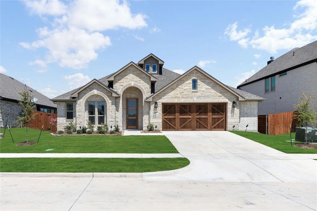 569 Red Maple Road, Waxahachie
