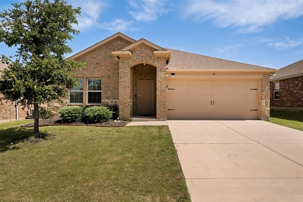 905 English Drive, Aubrey