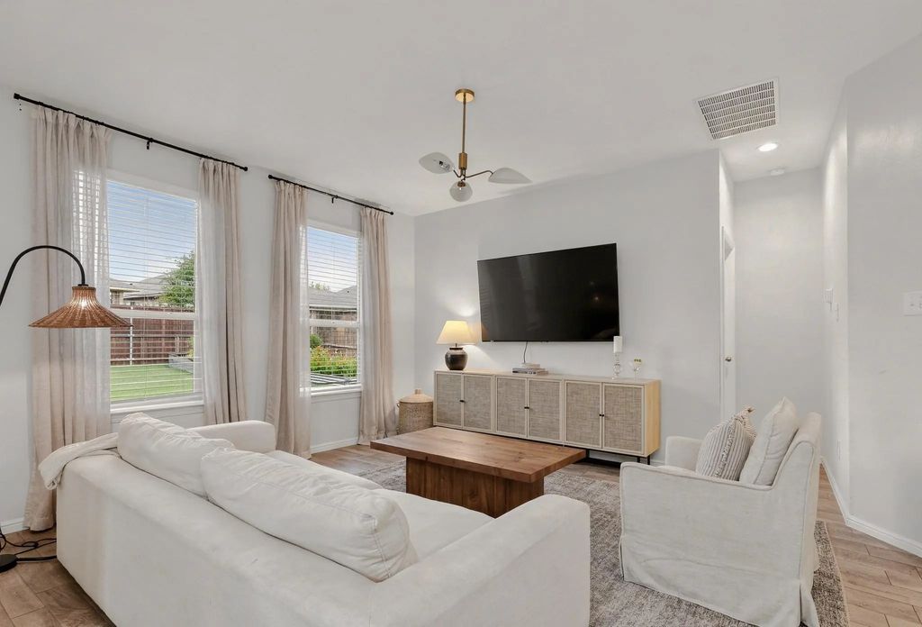 8605 Mirror Lake Drive, Fort Worth