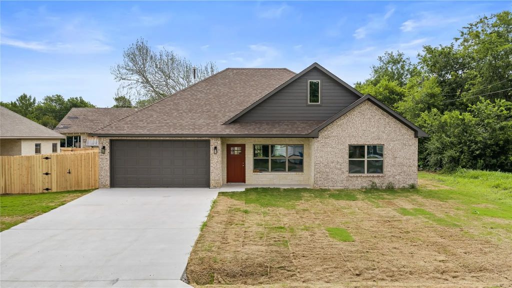106 N Lackey Street, Tom Bean