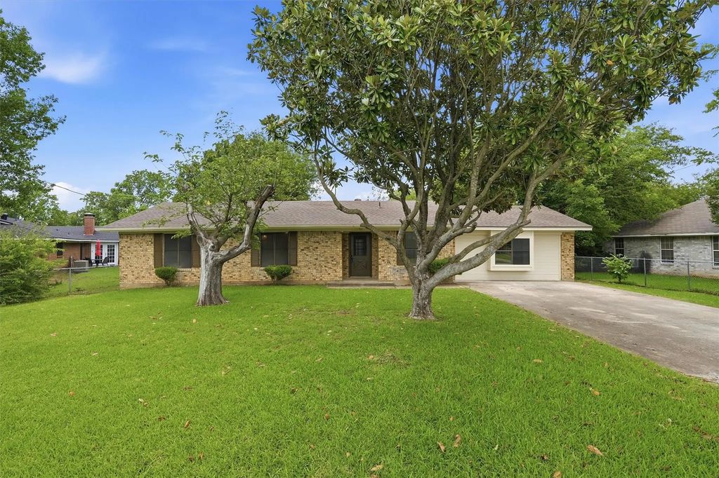 108 Loraine Street, Pottsboro