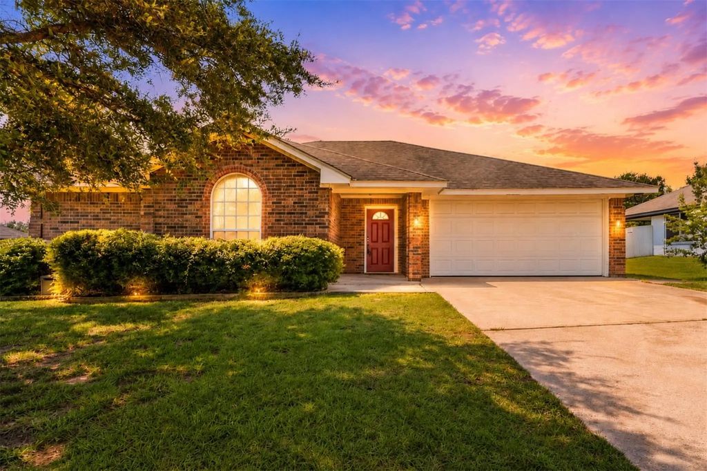 104 W Jade Drive, Hewitt