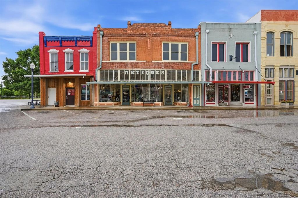 321 N Main Street, Bonham