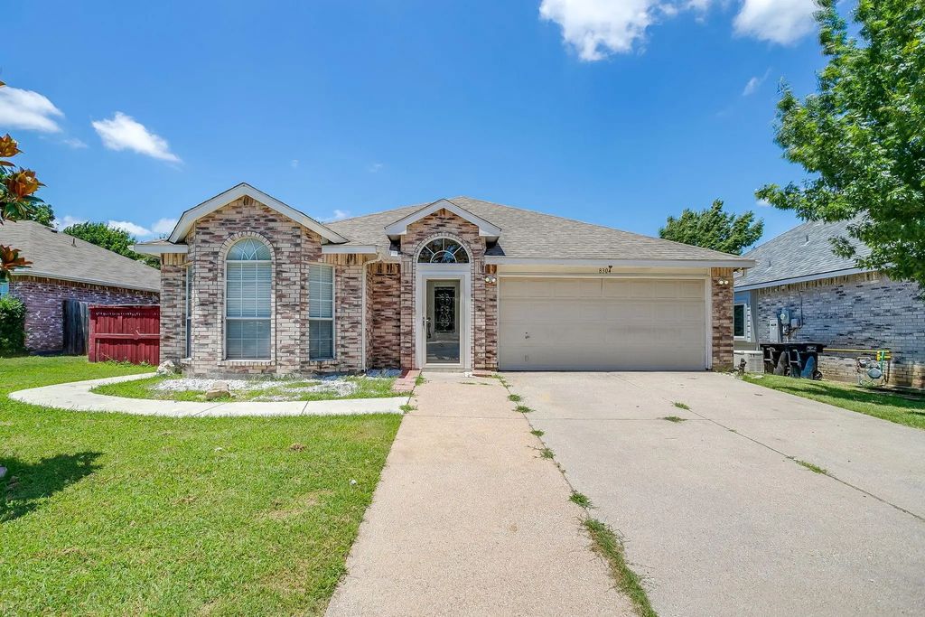 8304 Clearbrook Drive, Fort Worth