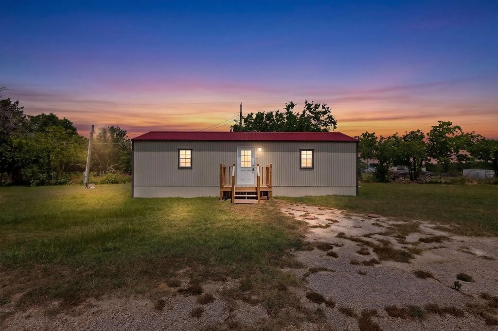 1657 E 2nd Street, Cleburne
