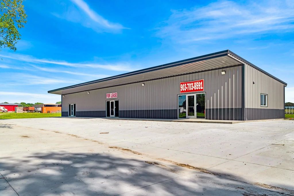 1105 W Front Highway, Blossom