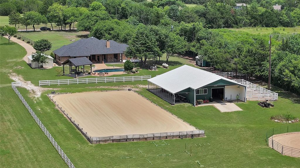 411 N Oak Branch Rd, Waxahachie