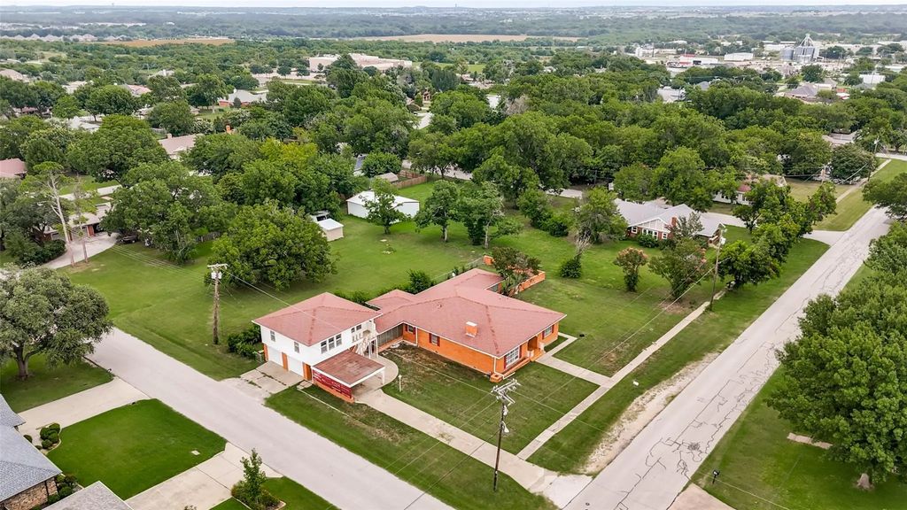 618 W 5th Street, Justin