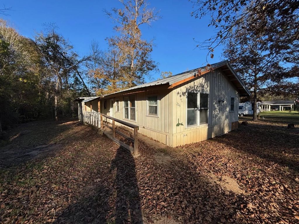 225 County Road 4090, Woodville