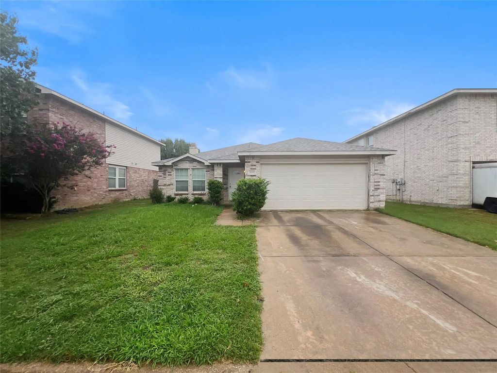 3832 Foxhound Lane, Fort Worth