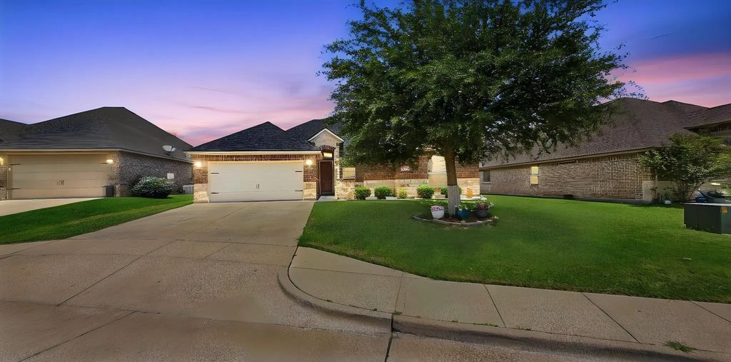 608 Donna Circle, Granbury