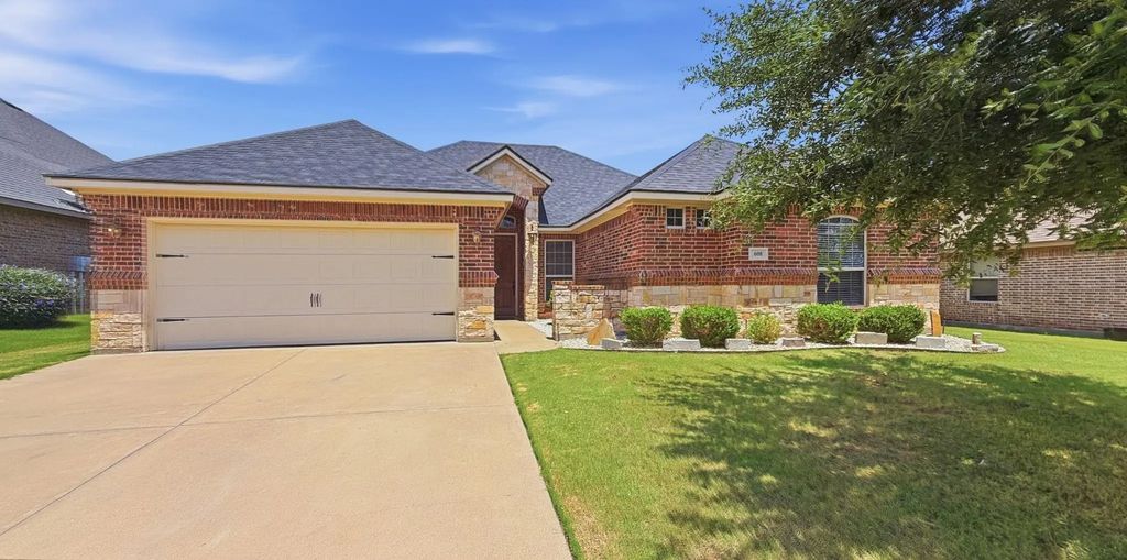 608 Donna Circle, Granbury
